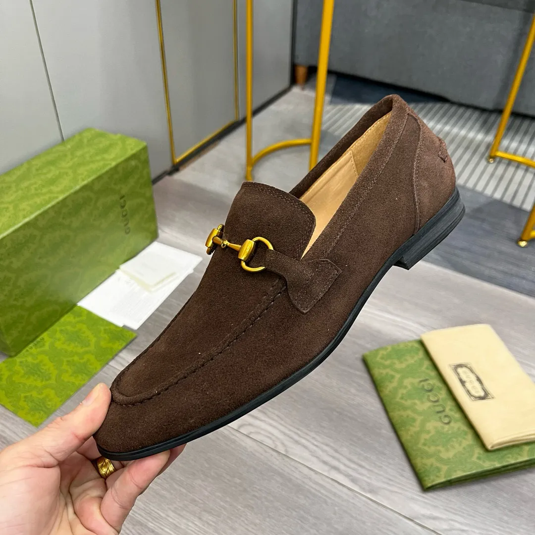 Factory price: 500💰-Gucci men’s formal leather shoes! Genuine molded horsebit, a classic must-have for your shoe cabinet! The feet are particularly delicate! This Gucci original version is a set last, and we are consistent with the counter! Therefore, it is more comfortable in terms of last shape and comfort! Take it to the counter and compare at will! Good shoes are more than just what they make! But grasp the essence from the inside out! Material: Imported first-layer frosted cowhide! Genuine leather outsole imported from Italy, size: 39-44 (38/45 customized, non-refundable)